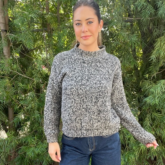 Cute grey crewneck sweater - Picture 3 of 4
